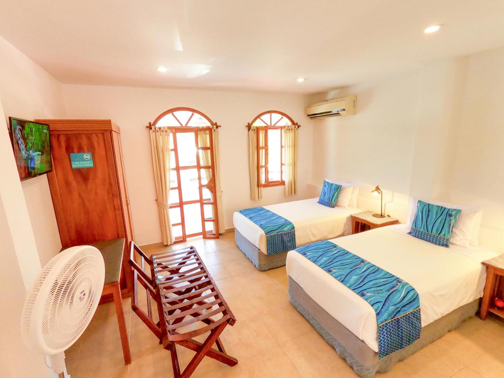 Hotel Galapagos Suites B&B ปูแอร์โตอาโยรา ภายนอก รูปภาพ