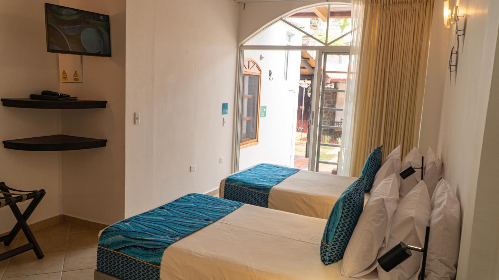 Hotel Galapagos Suites B&B ปูแอร์โตอาโยรา ภายนอก รูปภาพ