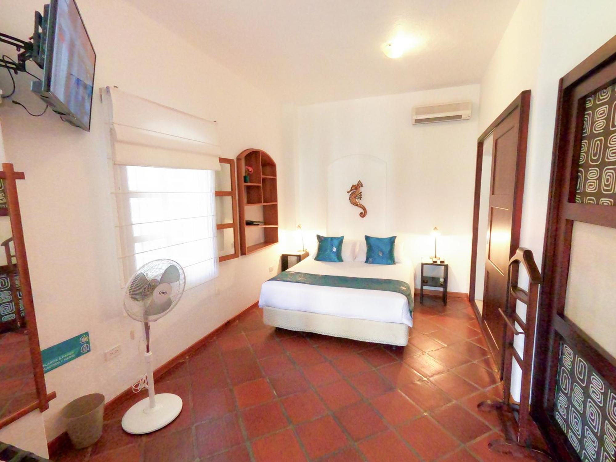 Hotel Galapagos Suites B&B ปูแอร์โตอาโยรา ภายนอก รูปภาพ