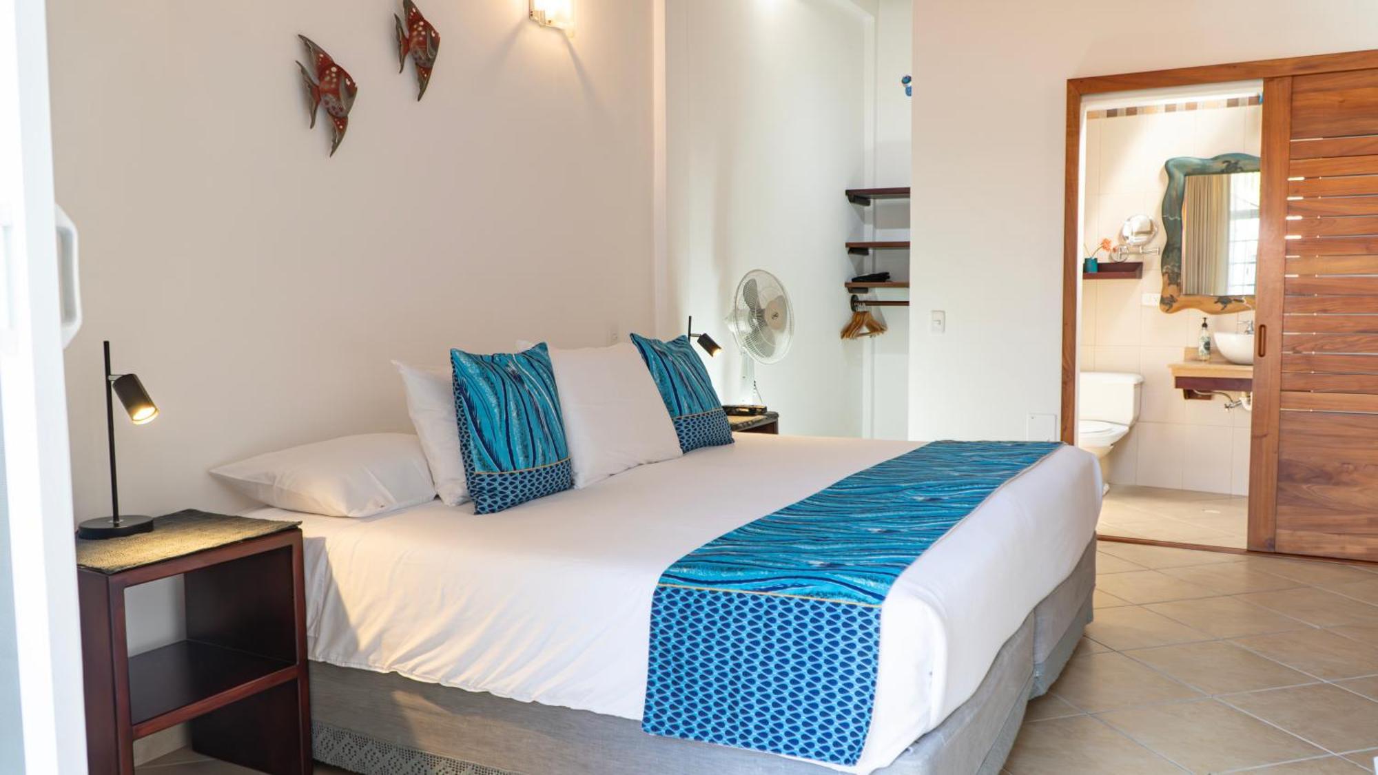 Hotel Galapagos Suites B&B ปูแอร์โตอาโยรา ภายนอก รูปภาพ