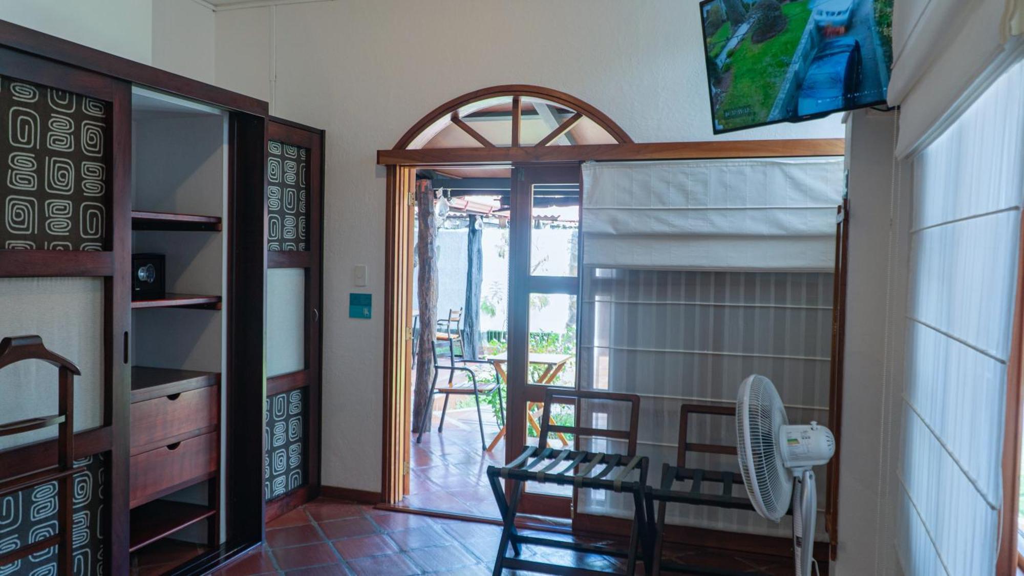 Hotel Galapagos Suites B&B ปูแอร์โตอาโยรา ภายนอก รูปภาพ