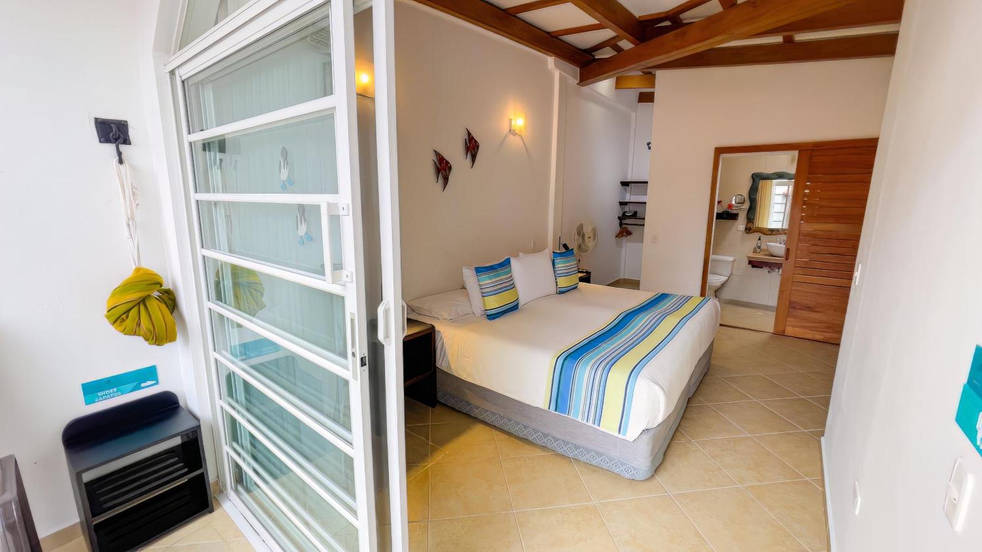 Hotel Galapagos Suites B&B ปูแอร์โตอาโยรา ภายนอก รูปภาพ